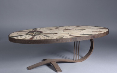 BARROIS (XXème Siècle) - VALLAURIS Table basse de forme ovale sur un piètement assymétrique en...