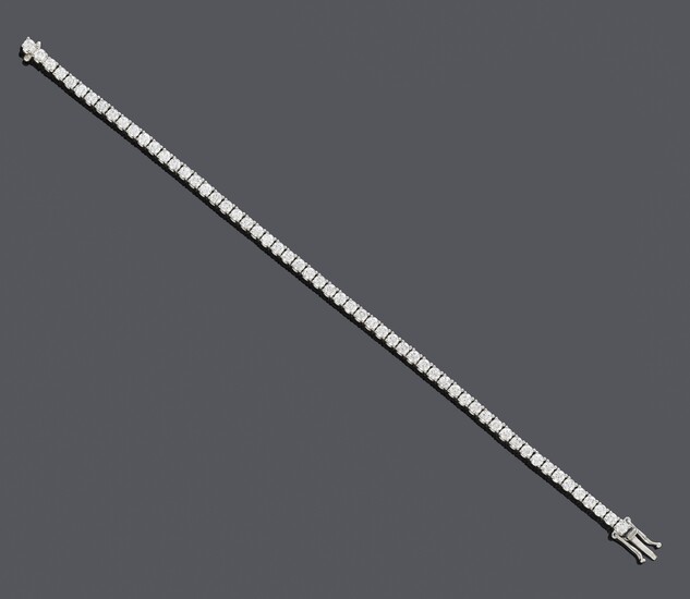 BRACELET BRILLANT. Or blanc 750, 11g. Bracelet rivière classiquement élégant, serti de 58 diamants taille...