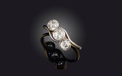 Bague en diamant, début du 20e siècle, sertie de trois diamants de forme coussin totalisant...