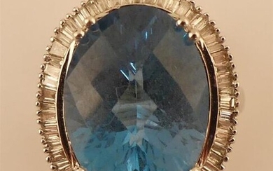 Bague en or blanc centrée d'une importante topaze facettée entourée de diamants baguette. TDD 55/56. L. 21 mm. PB. 8.1g.