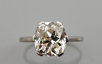 Bague solitaire en or gris, 750 MM, ornée d'un diamant taille coussin ancienne pesant 4,70...