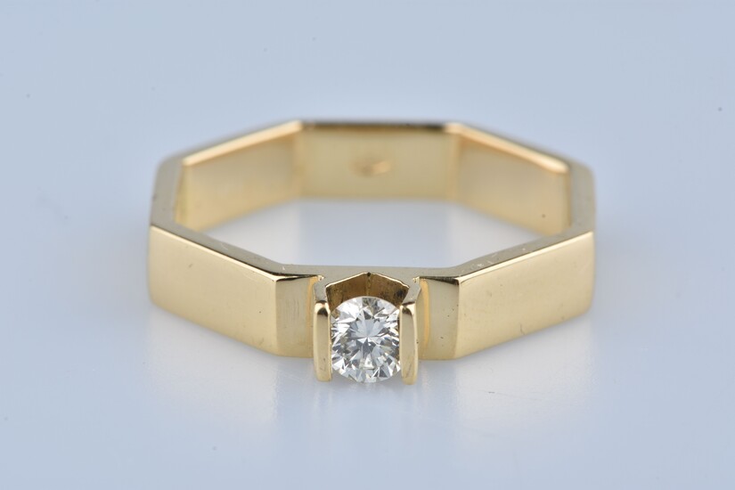 Bague solitaire en or jaune 18 carats ornée d’1 diamant rond brillant de 0,23 ct....