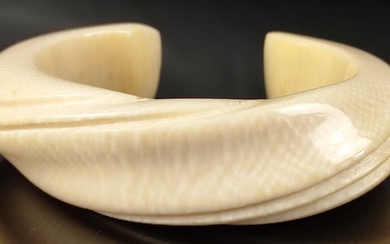 Bangle, oval, ivory, 1950s, width approx. 2cm, diameter at largest point 5.5cm, for narrow wrist