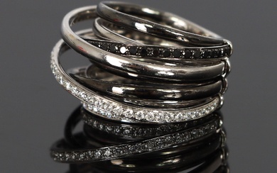 Belle bague couture en or gris de deux tons composée de neuf anneaux entrelacés dont...