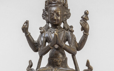 Bodhisattva Avalokitesvara in bronzo a patina scura, Tibet sec.XVIII h.cm.16,5