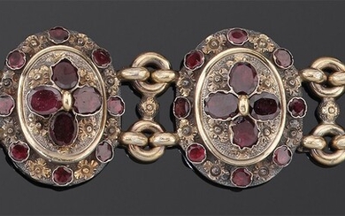 Bracelet articulé en argent et vermeil, composé de maillons ovales formant un dôme serti de...