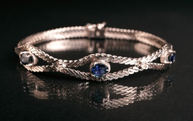 Bracelet avec topazes bleues et brillants, WG 585, ,serti de trois saphirs bleus à facettes...