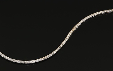 Bracelet ligne en or gris 750 millièmes orné de 55 diamants d'environ 0.03 carats en...