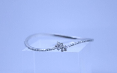 Bracelet rigide en or gris (18Kt) à décor de fleurs et ligne diamantées diam.: 5,5...