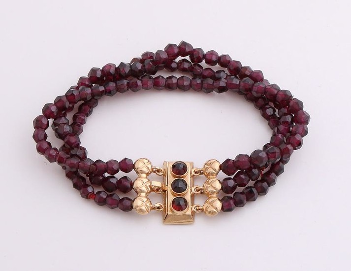 Bracelet with garnets and yellow gold clasp, 585/000.