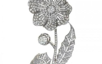 Brooch in platinum in the shape of a flower, removable. Frontis lined with diamonds of total weight