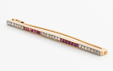 Brooch, long model brooch pin, 18K gold with square-cut rubies and rose-cut diamonds