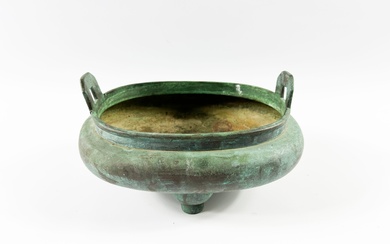 CHINE Brûle-parfum tripode en bronze de forme ovalisée, une marque apocryphe Xuande sous la base....