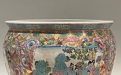 CHINE - Important cache pot en porcelaine représentant des dignitaires chinois jouant, la bordure présente...
