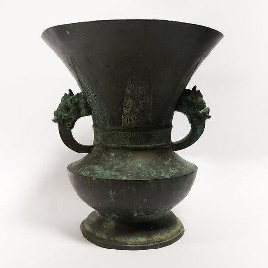CHINE XIX ème Vase rituel en bronze, Zun,...