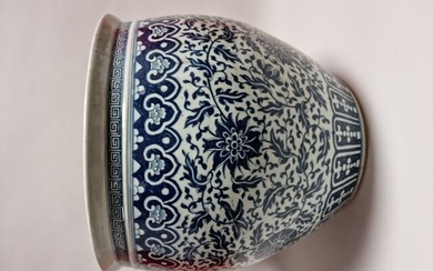 CHINE, XIXème. AQUARIUM à POISSONS en porcelaine bleu blanc à motif de rinceaux de pivoines,...