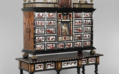 Cabinet fin de style Renaissance 18ème/19ème siècle, corps en deux parties en placage de noyer,...