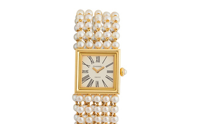 Chanel. A lady's 18K gold quartz bracelet watch Chanel. Montre...