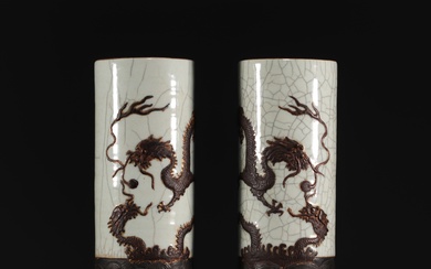 Chine - Paire de vases rouleau à décor de dragons en relief, dynastie Qing. Poids:...