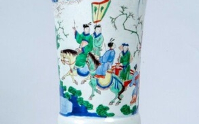 Chine, période Transition, XVIIe siècle, grand vase cornet en porcelaine et émaux wucai, à décor...