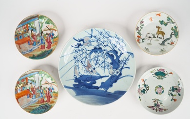 Chine, vers 1900, Ensemble en porcelaine comprenant deux coupes en porcelaine de Canton, une coupe...