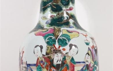 (-), Chinees porseleinen siervaas met polychrome beschildering van...