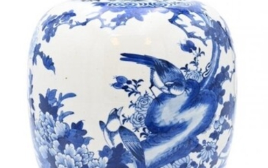 Chinese Blue and White Baluster Jar with Cover having b