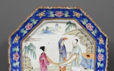 Chinese porcelain dish decorated with characters (Ø 28cm)...