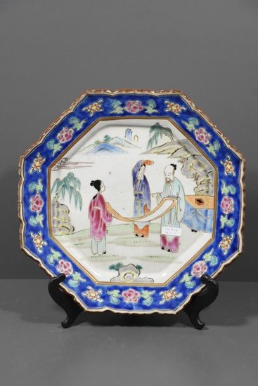 Chinese porcelain dish decorated with characters (Ø 28cm)...
