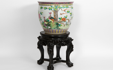 Chinese so called 'fishbowl' in porcelain with 'Famille Rose' decor with all kinds of birds in a landscape - height and diameter : 36 and 40 cm is sold with a Chinese pedestal/side table in sculpted wood with a marble top |||Chinese fishbowl in...