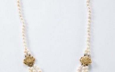 Collier trois rangs de perles de culture, centré d'un motif floral en or jaune 18K...