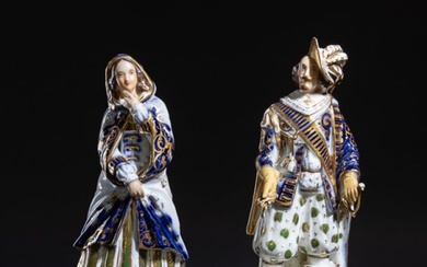 Couple de statuettes en porcelaine polychrome et or figurant un homme et une femme à...
