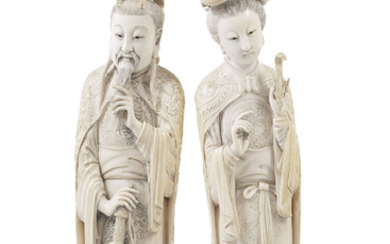 Couple impérial en ivoire, Chine, première moitié du XXe s., représenté debout, l'homme reposant sa main droite sur une épée, la main