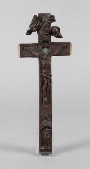 CrucifixFin 19e s., noyer sculpté, foncé, décoré de montures en os, la face avant avec...