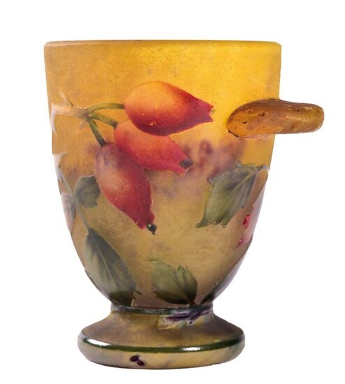DAUM Vase miniature a corps ovoide sur piedouche...