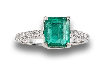 EMERALD AND DIAMONDS RING, IN WHITE GOLD