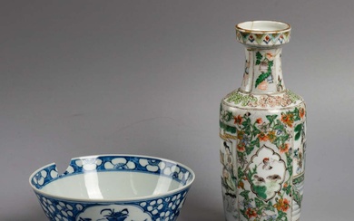 Een Chinese famille verte porseleinen vaas & een blauw wit porseleinen schaal