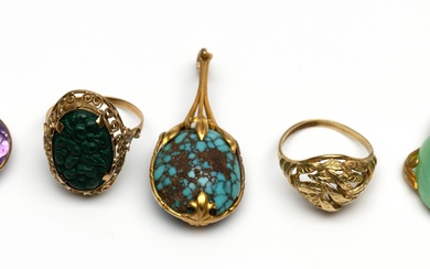 Een collectie gouden sieraden.