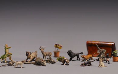 Ensemble de 17 sujets miniatures en bronzes de Vienne polychromes et une petite boite en...