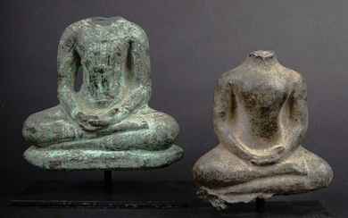 Ensemble de bustes de Bouddha assis en méditation en bronze avec marques du temps. Siam,...