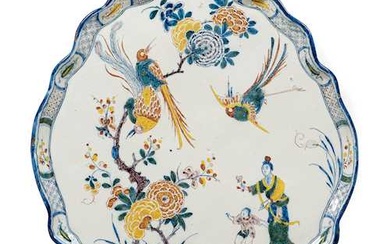 FAIENCE WALL-MOUNTED PLAQUE WITH CHINOISERIE DECORATION