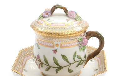 “Flora Danica”. A Royal Copenhagen pot de crème with cover and saucer, decorated in colours and gold with flowers. H. 9 cm.