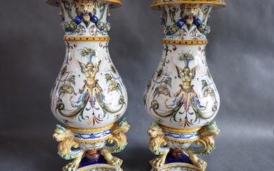 GIMORI, Importante paire de vases en majolique, à décor Renaissance, H.47cm (éclat sous le col)