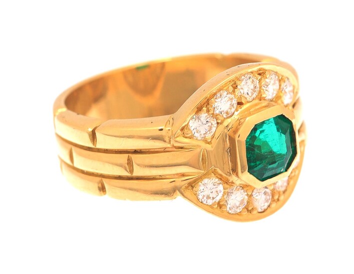 (-), Gold ring, 18 krt., set with emerald...
