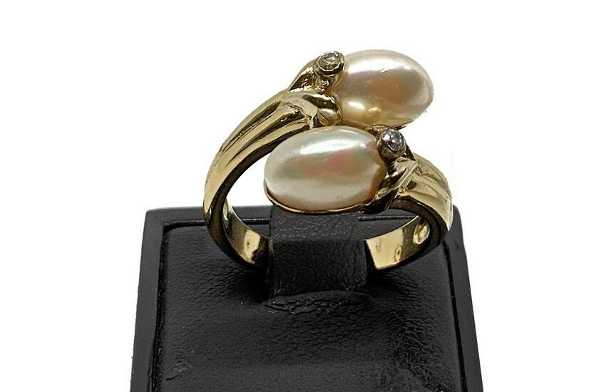 Gold ring and pearls