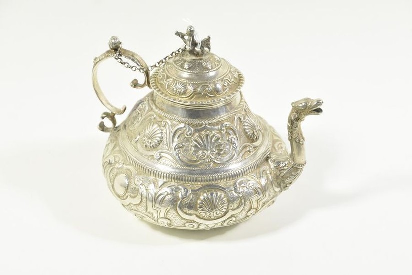 Hammered silver teapot (Ht 14cm)