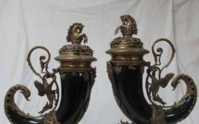 Impressionnante paire de cornes d'abondance en porcelaine noire , richement montées et ornementées de bronze...