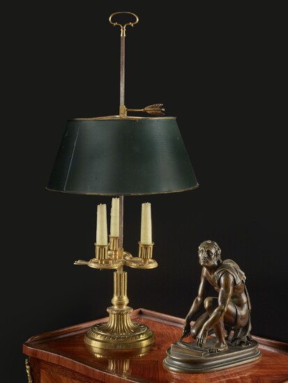 LAMPE BOUILLOTTE D'ÉPOQUE NÉOCLASSIQUE En bronze ciselé et doré, le fût cannelé, le bouquet à...