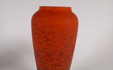 LORRAIN Vase en verre marmoréen Signé H :... - Lot 60 - Richard Maison de ventes