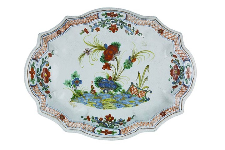 Large tray Tray with a small arched brim, decorated in...